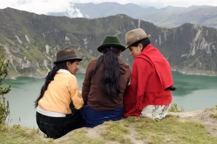 Framed Print : Indio. Ecuador, Andes Mountains, Laguna Quilotoat, three women